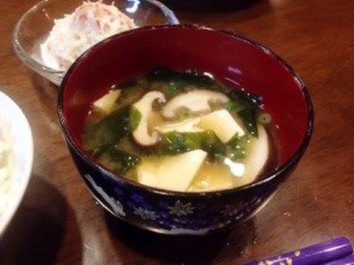 簡単♪＊椎茸とわかめと豆腐のお味噌汁＊の写真