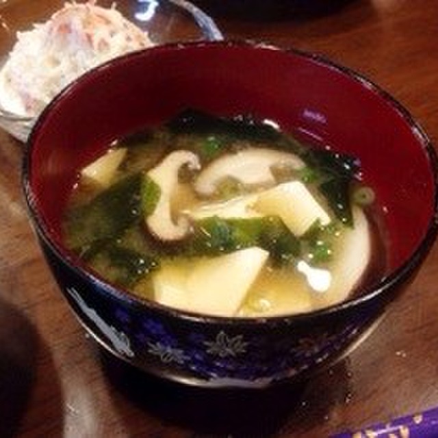 簡単 椎茸とわかめと豆腐のお味噌汁 レシピ 作り方 By Cho クックパッド