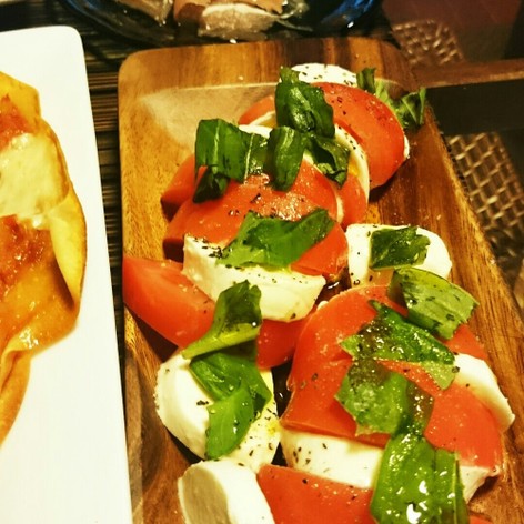 トマトとモッツァレラチーズ簡単カプレーゼ