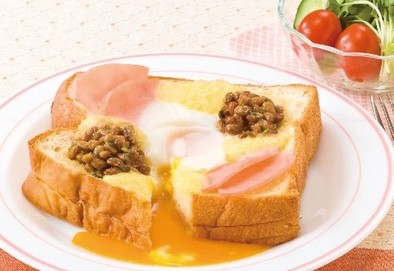 ハムと納豆と卵のモーニングトーストの写真