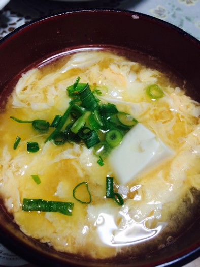 豆腐と卵の味噌汁の写真