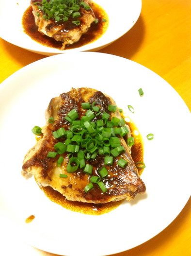 手作り照り焼きソースの鶏もも肉ステーキの写真