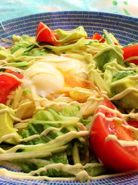 簡単☆アボカド温玉サラダうどんポン酢かけ