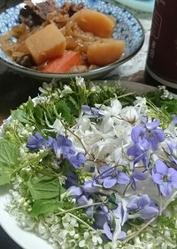 わさび、すみれ、イカリソウの花サラダ