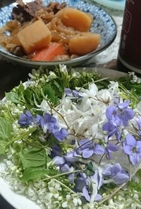 わさび、すみれ、イカリソウの花サラダ
