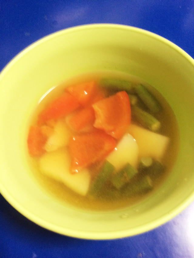 パプリカ、インゲン、ジャガイモのスープの画像