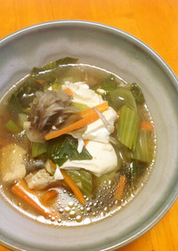 豆腐、青梗菜、舞茸、人参の黒酢中華スープ