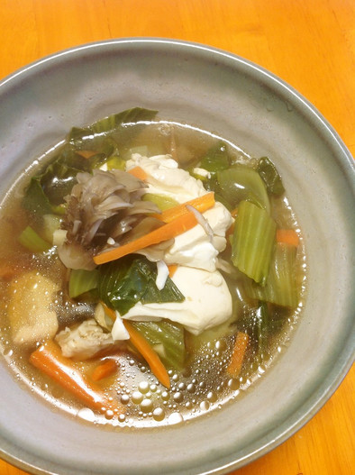 豆腐、青梗菜、舞茸、人参の黒酢中華スープの写真