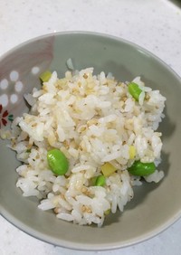 簡単きれい！たくわんと枝豆の混ぜご飯