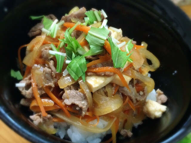 すき焼き牛肉丼ランチ 柔らかあったか レシピ 作り方 By ポポロ924 クックパッド