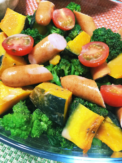 温野菜とソーセージの彩りサラダ、お弁当◎の写真