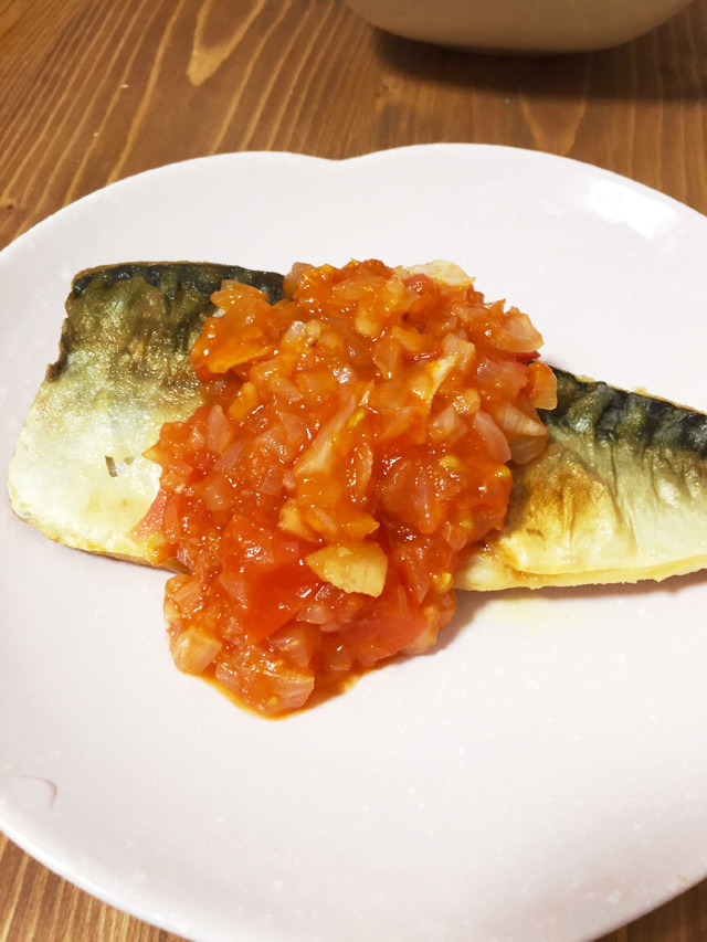 鯖のオリーブオイル焼きトマトソースがけの画像