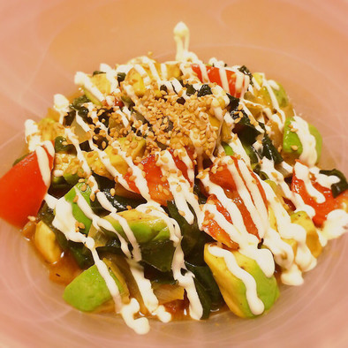 生わかめとアボカドのポキ風味サラダの写真