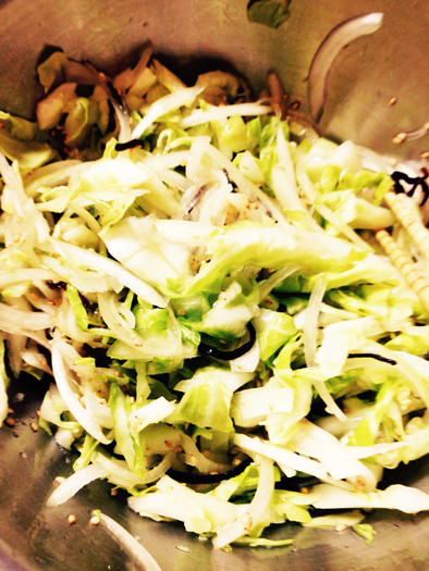 塩昆布使いの簡単オニオンキャベツ春サラダの写真