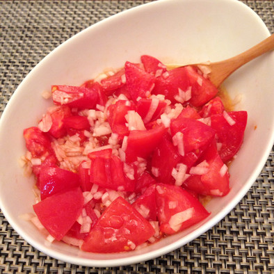 トマトと新玉ねぎのマリネサラダの写真