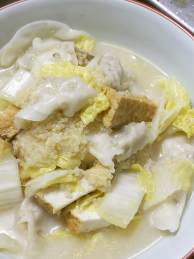 キヌアの餃子と白菜のお鍋風雑炊の写真