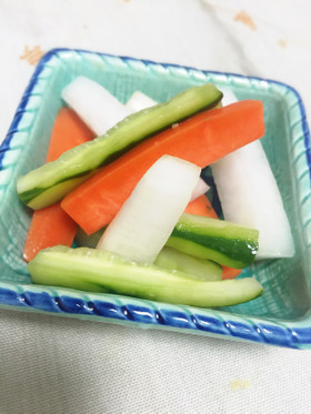 作り置きにも☆大根と人参のはちみつ生姜漬