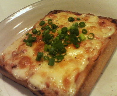 簡単◎美味しい◎塩辛チーズトーストの写真