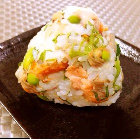 お弁当にも♡鮭と枝豆のおにぎり