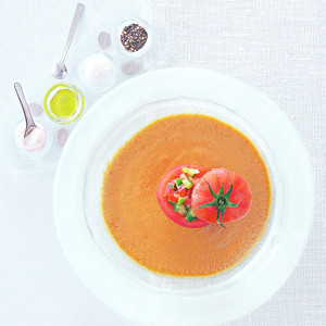 冷製野菜スープとトマトの詰め物