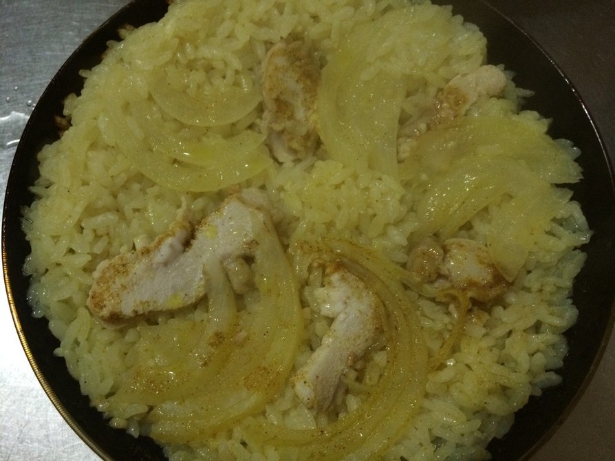 鍋で、鶏の炊き込みパエリアの画像