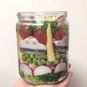 トミカパトカー入りメイソンジャーサラダ弁