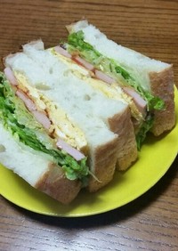 魚肉ソーセージのサンドイッチ