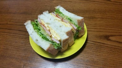 魚肉ソーセージのサンドイッチの写真