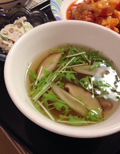 味わい深い、ごぼうと椎茸と水菜のスープの写真