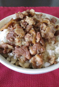 魯肉飯(ルーローハン・煮込み豚肉かけ飯）