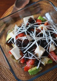 トマトとアボカド、豆腐の黒酢ジュレ