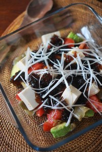 トマトとアボカド、豆腐の黒酢ジュレ
