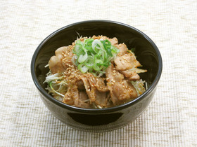 ごま香るピリッとスタミナ豚丼