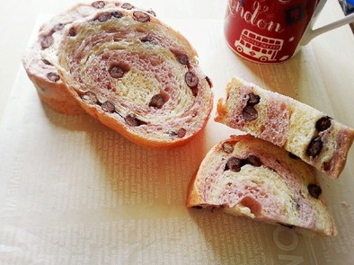紫いもと小豆の可愛いトヨ型パンの写真