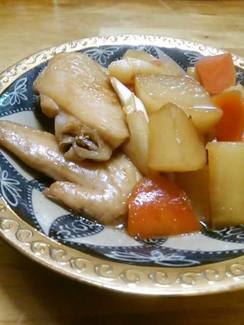 鶏手羽と大根とにんじんの甘辛煮の画像