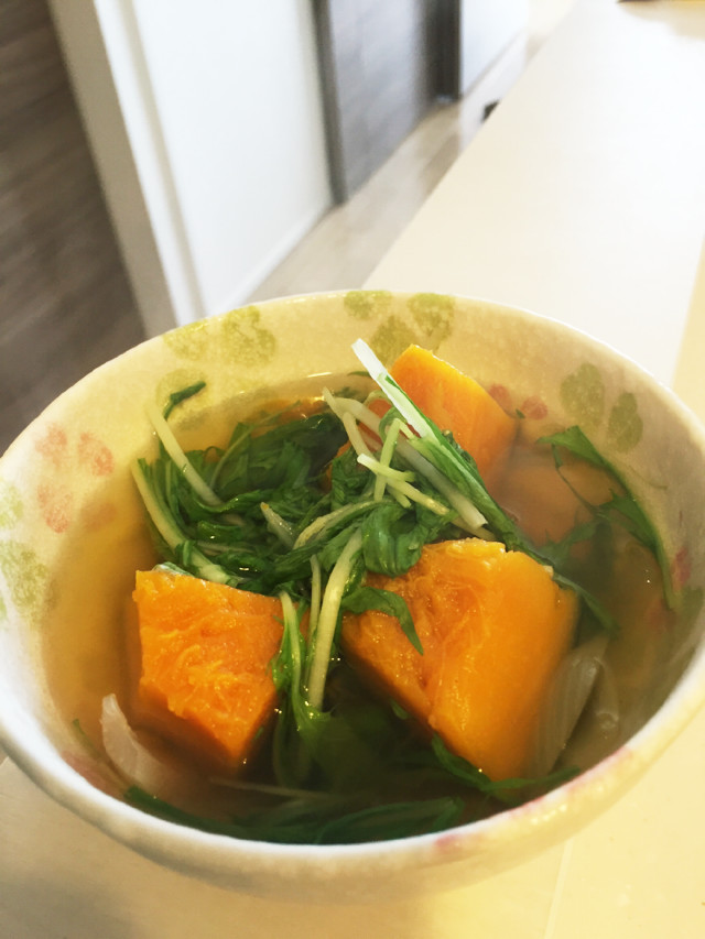 カボチャと水菜とタマネギのスープの画像