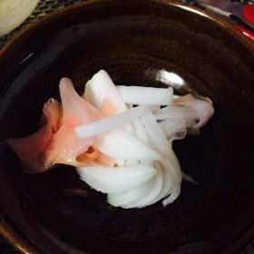 ガリや新生姜の残った汁で新玉ねぎ甘酢漬けの画像