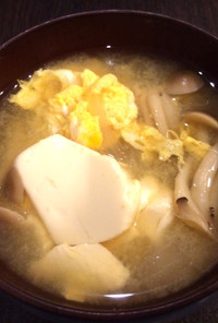 しめじと豆腐と卵の味噌汁