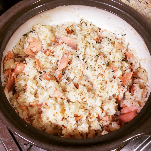 塩鮭と生姜の土鍋炊きご飯の画像