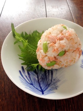 鮭フレークと白ごまと枝豆のおにぎり