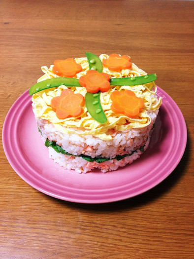 ひな祭りにも！鮭寿司ケーキの写真