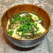 えのきと若布の甘麹味噌汁の写真