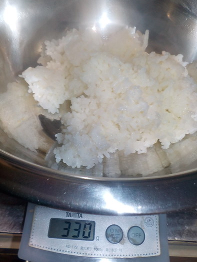 グラム(％)計量で合わせる寿司飯の写真