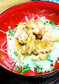 タッカルビ丼（韓国風鶏モモ肉のピリ辛丼）