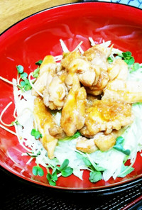タッカルビ丼（韓国風鶏モモ肉のピリ辛丼）