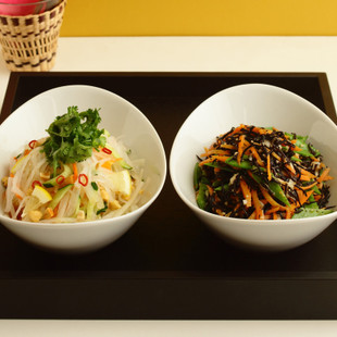 シャキシャキ野菜のタイ風サラダ(写真左)