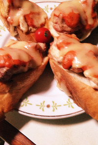 鶏肉のトマトチーズ焼き風バケットピザ