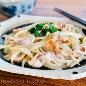 醤油とんこつが絡んで旨い!もやし豚