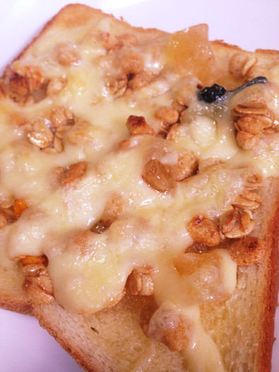 グラノーラのハニーチーズトーストの写真
