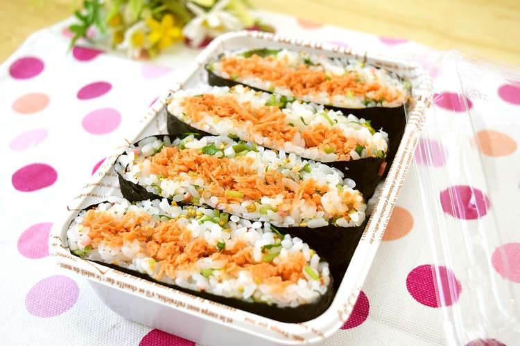 薬味入り酢飯で 鮭フレークのおにぎらず レシピ 作り方 By Santababy クックパッド